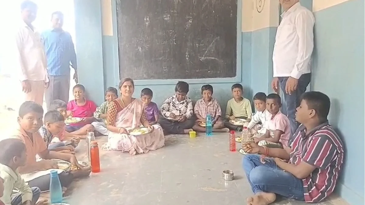 విద్యార్థులతో కలిసి సహపంక్తి భోజనం చేసిన నారాయణగిరి సర్పంచ్ పుట్ట రేణుక 